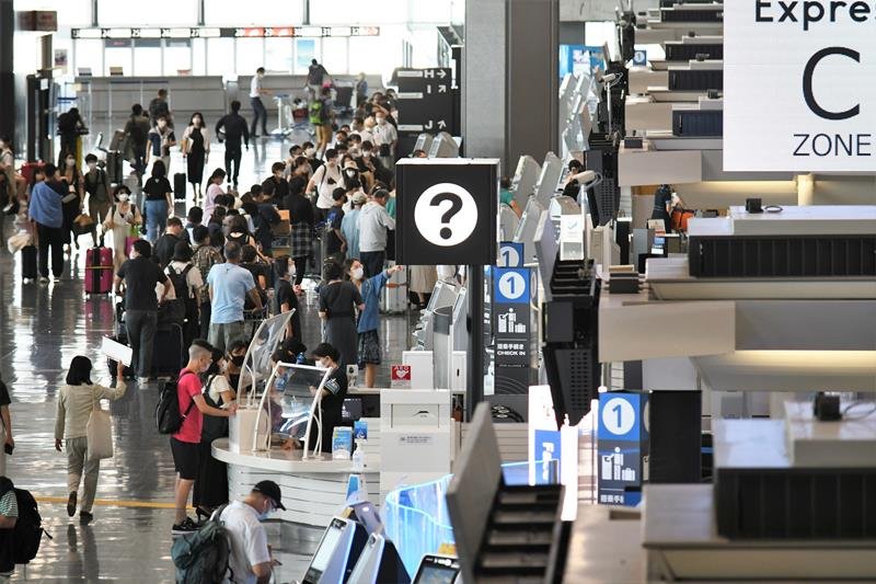 お盆期間の多くの利用客でにぎわった成田空港＝１１日
