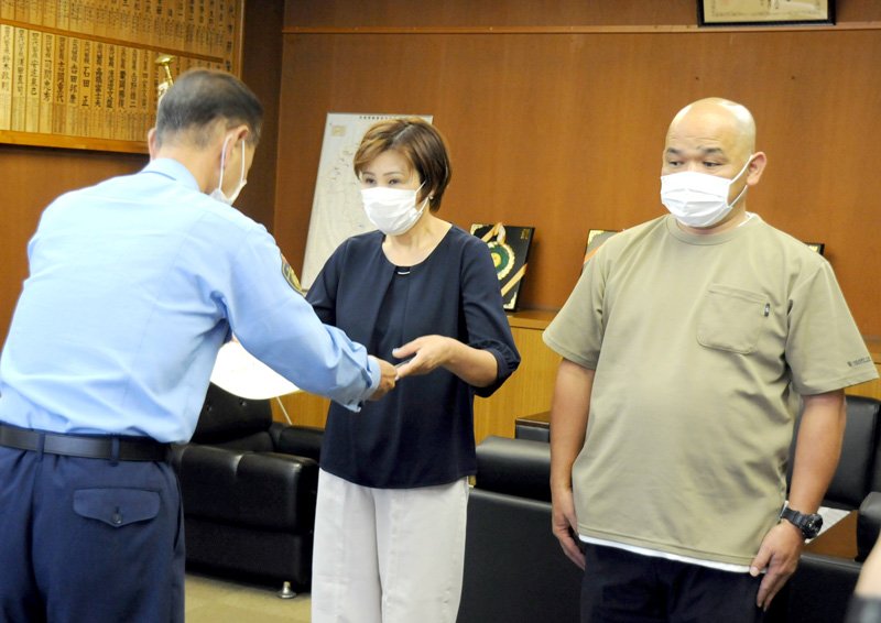 感謝状を贈られる長谷川さん（中央）と仙道さん（右）＝市原署