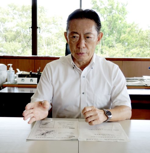 インタビューに答える井崎市長＝流山市役所