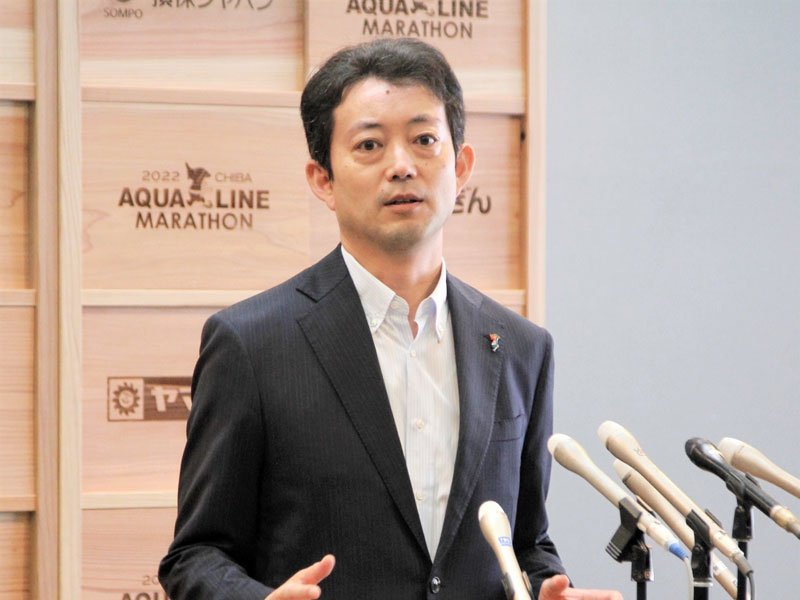報道陣の取材に応じ、ウクライナ侵攻についての質問に答える熊谷知事＝２４日、県庁