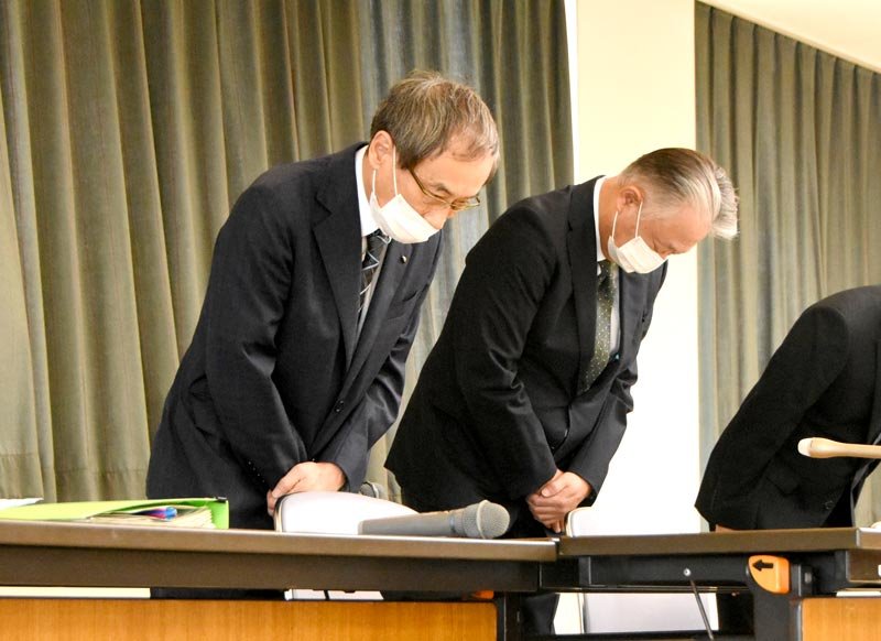 記者会見で謝罪する寺井勝病院事業管理者（左）と千葉市立海浜病院の吉岡院長＝２６日午後、同市役所