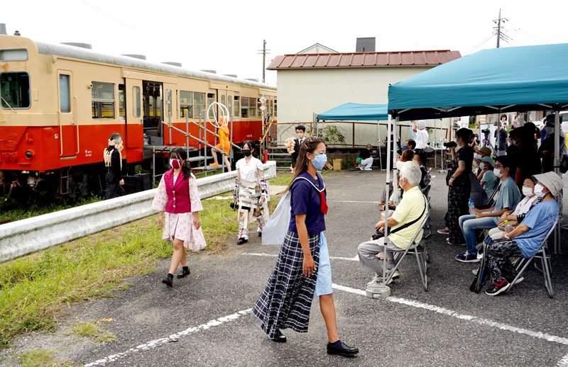 いすみ鉄道国吉駅前で開かれたファッションショー＝いすみ市