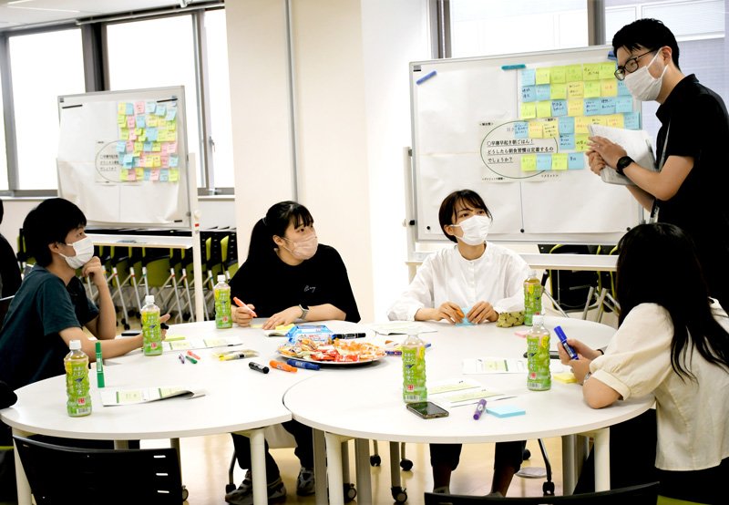 朝食の習慣をどのように身に付けるかについて話し合う国際医療福祉大学の学生ら＝成田市