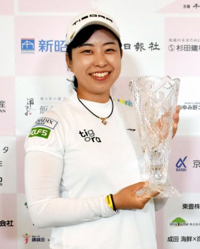 プロの部１位でプレーオフを制した武尾選手＝７日、市原市の森永高滝カントリー倶楽部
