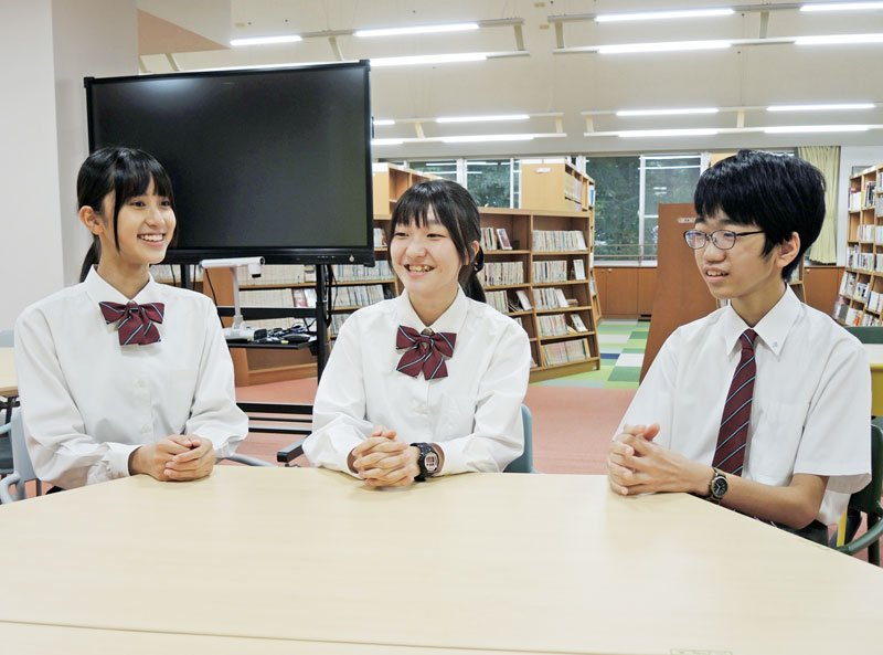 麗澤中学校の魅力について語り合う（左から）畠中さん、河口さん、桑垣さん
