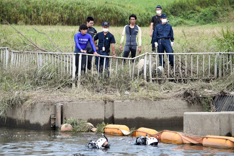 南さんの帽子が見つかった取水口周辺を捜索する捜査員＝２９日午前１１時２５分ごろ、松戸市
