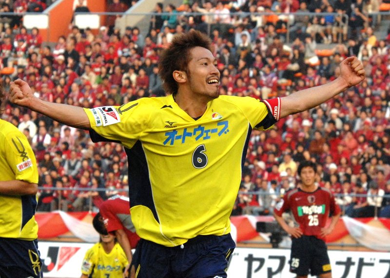 ナビスコ杯で優勝し、ガッツポーズする阿部勇樹選手（２００６年１１月）