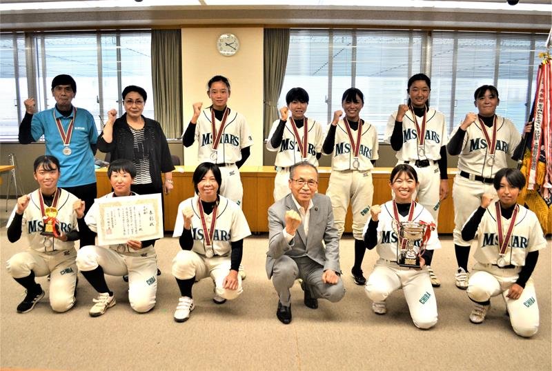 ３年ぶりに開催された全日本女子軟式野球選手権での準優勝を報告した「千葉マリンスターズ」＝船橋市役所
