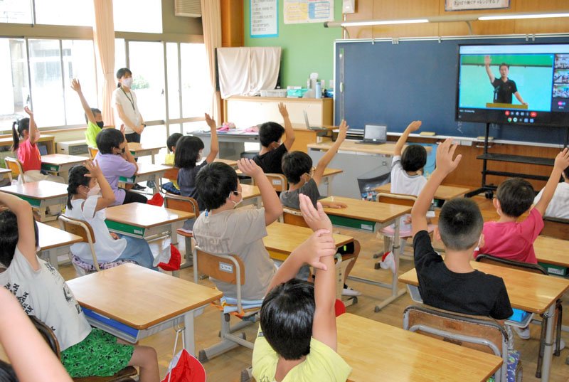 ７波下、緊張の新学期　リモート始業式、欠席児童も参加　自由研究、笑顔で披露