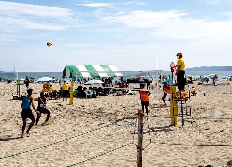 白い砂浜で熱戦が繰り広げられたビーチバレーボール大会＝御宿町（同町提供）
