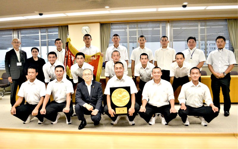夏の甲子園での奮闘を市長らに報告した市立船橋高校野球部の３年生メンバー＝８月２５日、船橋市役所

