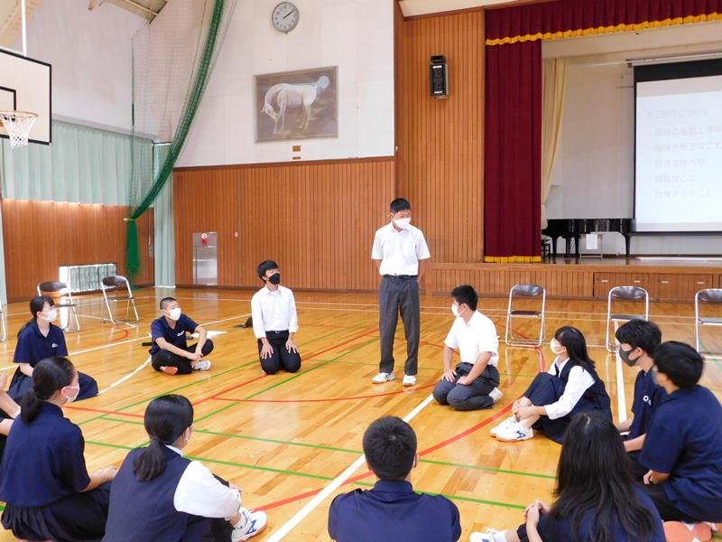 長野県の小谷中生徒と交流する白子中生徒（白子町教委提供）
