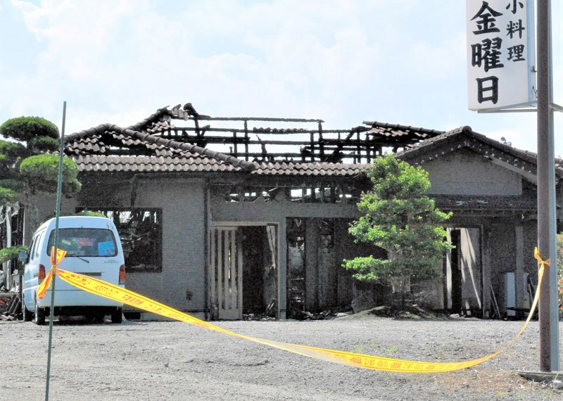火災で屋根が焼け落ちた建物＝４日午後１時４０分ごろ、長南町須田
