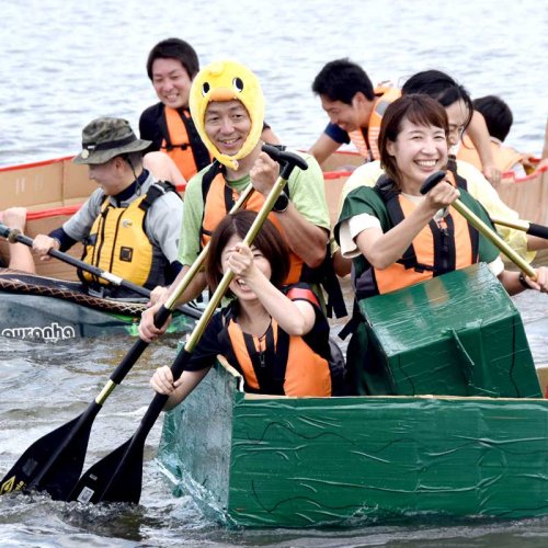段ボールいかだで勝敗競う　家族連れら８０人、水上舞台に大冒険　佐倉・印旛沼でレース