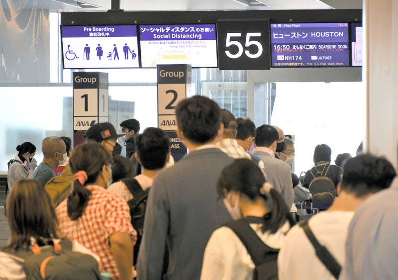 日本に入国せず、海外の目的地に向かう外国人が目立つ成田空港の国際線出発エリア＝８月１８日