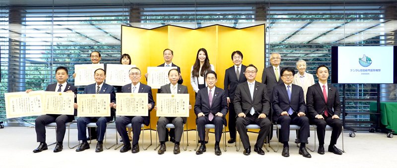 「デジ田甲子園」の表彰式で写真に納まる受賞者ら。後列左端がいすみ市の太田洋市長＝首相官邸（共同）