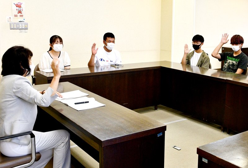 多古町の将来について新成人らと意見交換する平山町長（左端）＝多古町