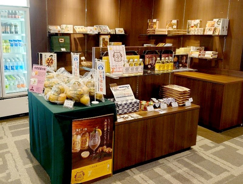 ゴルフ場の物販コーナーの一角（左側）に開設した市原市の農産物直売所＝鶴舞カントリー倶楽部（市提供）
