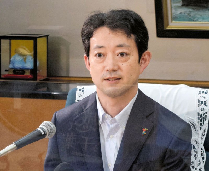 千葉日報、千葉テレビ、ベイエフエムの３社共同インタビューに答える熊谷千葉県知事＝８月２４日、県庁