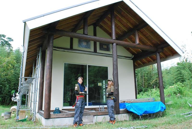 外壁が完成した家をお披露目する増田さん（左）と海老原さん＝長柄町
