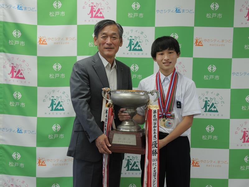 全国中学生フェンシング選手権大会の優勝を本郷谷市長（左）に報告した田中さん＝松戸市役所
