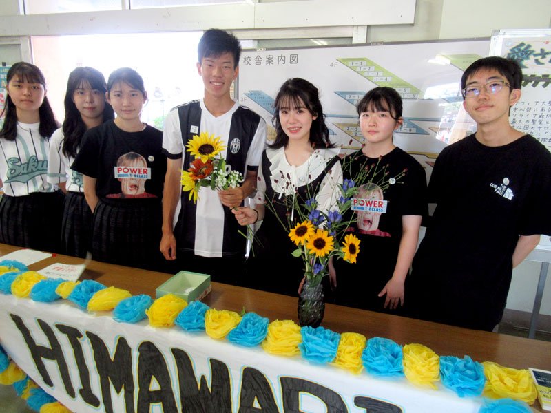 並ぶ「ＨＩＭＡＷＡＲＩ」のメンバーら＝市川市の国分高校