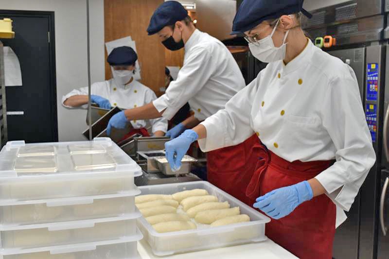 パンを製造するウクライナからの避難民＝船橋市の「あせる王様　船橋店」