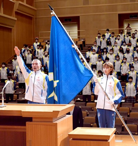 結団式で選手宣誓する習志野高の伊沢直乙斗。右は旗手を務めた日大の久米乃ノ華＝県教育会館