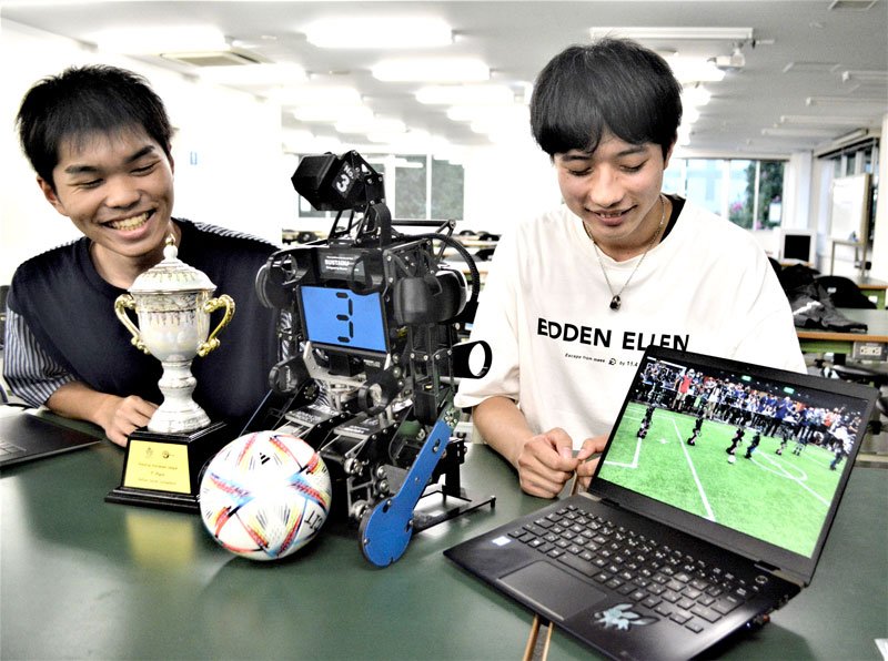 製作したロボットと一緒にロボカップサッカーの優勝を振り返る久保寺さん（左）と神戸さん＝習志野市の千葉工大
