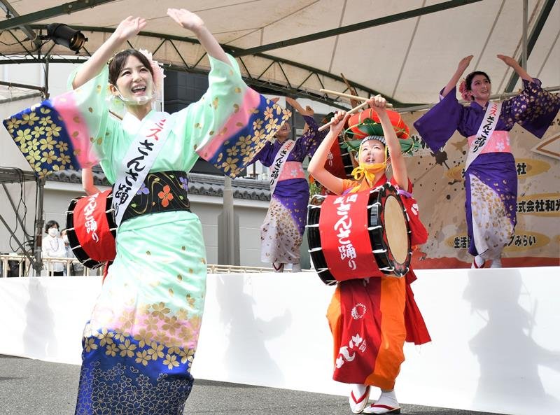 色鮮やかな衣装を着た女性たちが披露する岩手県の盛岡さんさ踊り＝１７日、成田市

