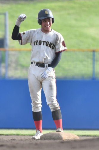 行徳―市川　８回表行徳１死一、二塁、勝ち越し２点二塁打を放ちガッツポーズを見せる中村＝県総合ＳＣ
