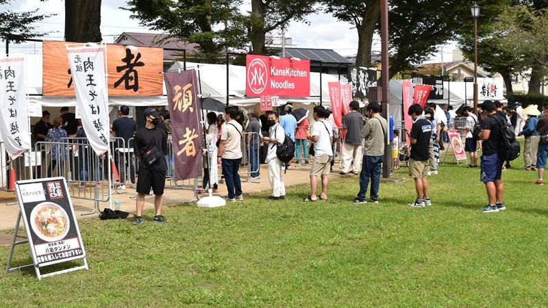各店舗に長蛇の列をつくったラーメン祭＝八街市のけやきの森公園
