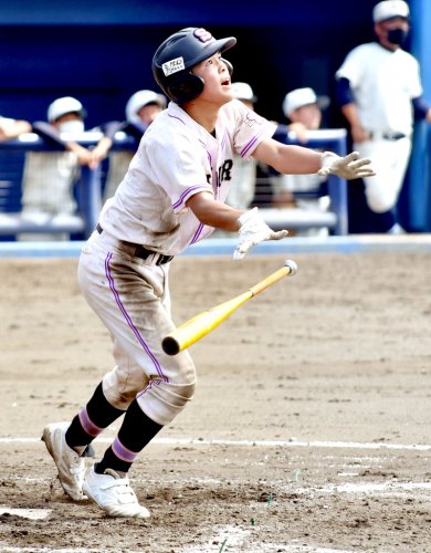 佐倉―千葉西　８回表佐倉２死一、三塁、伊藤が右越え２点二塁打を放つ＝県総合ＳＣ