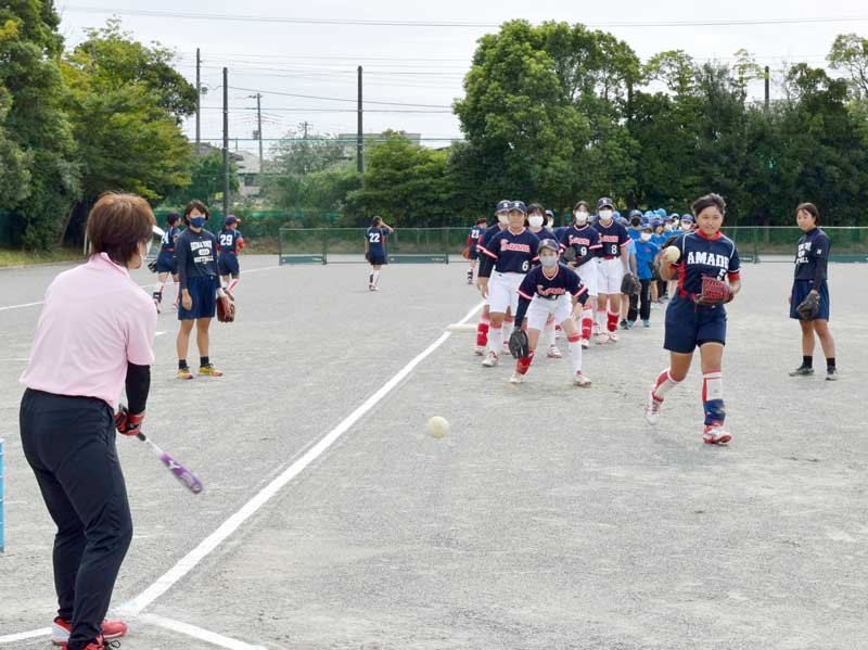 宇津木さんのノックを受ける中学生ら＝２３日、千葉市美浜区