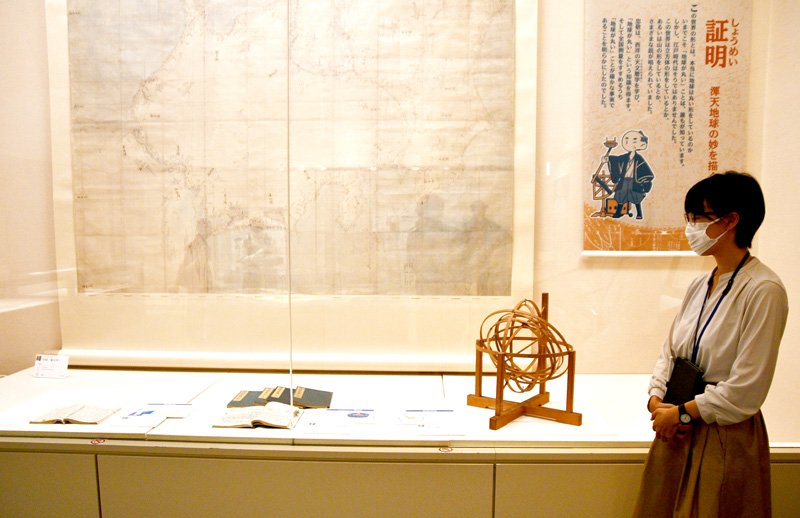 忠敬に関する書物などを紹介する企画展＝香取市の伊能忠敬記念館