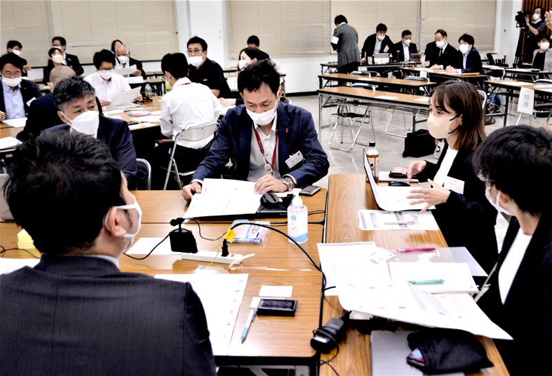 異業種交流の顔合わせで、さっそく意見を交換するメンバー＝船橋市