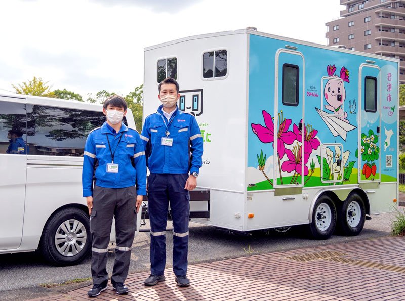 静岡市に派遣された災害用トイレトレーラーと君津市危機管理課職員（君津市提供）