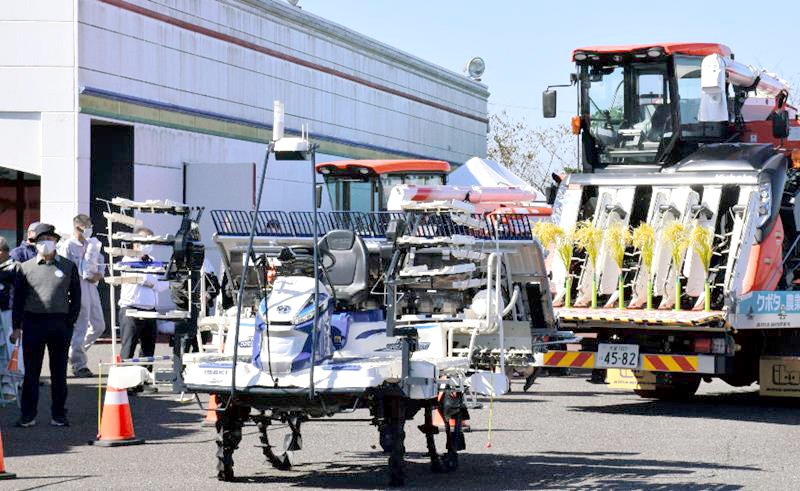 無人で動くロボット田植え機の実演コーナー＝２０日、長柄町
