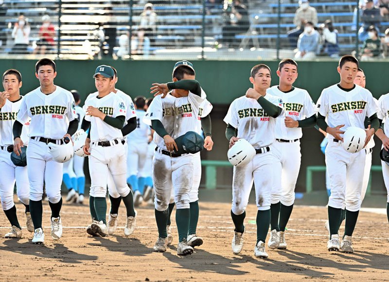 山梨学院―専大松戸　準優勝に終わった専大松戸ナイン＝大宮公園
