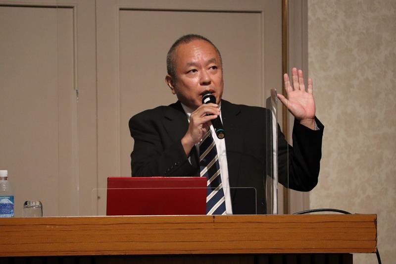 千葉政経懇話会９月例会で講演する宮野氏＝３０日午後、千葉市中央区のホテル

