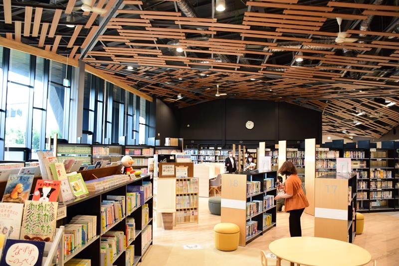 開放的な空間に本棚が並ぶ図書スペース＝長柄町
