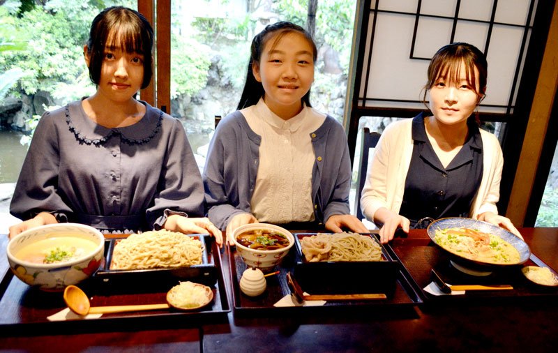 八千代市内５店舗に登場する新作そばメニュー３品と、考案した和洋女子大の学生たち＝同市の「さわ田茶家」
