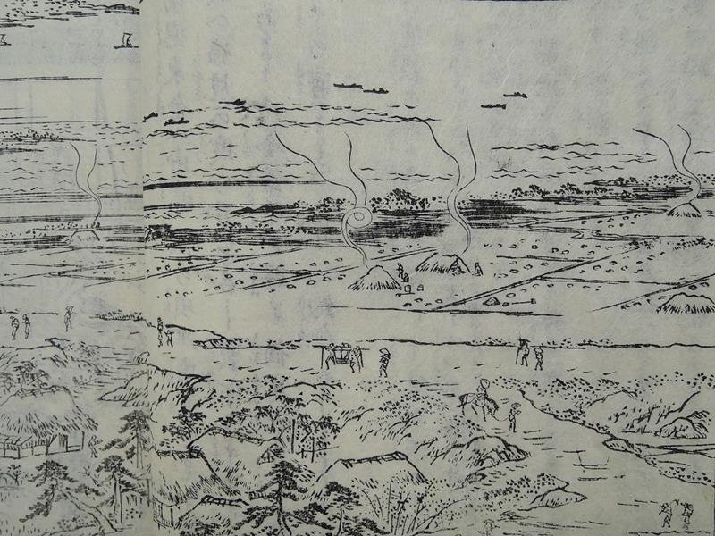 塩釜の煙がたなびく行徳塩田の様子。天保７（１８３６）年に刊行された「江戸名所図会」より（千葉県立関宿城博物館蔵）