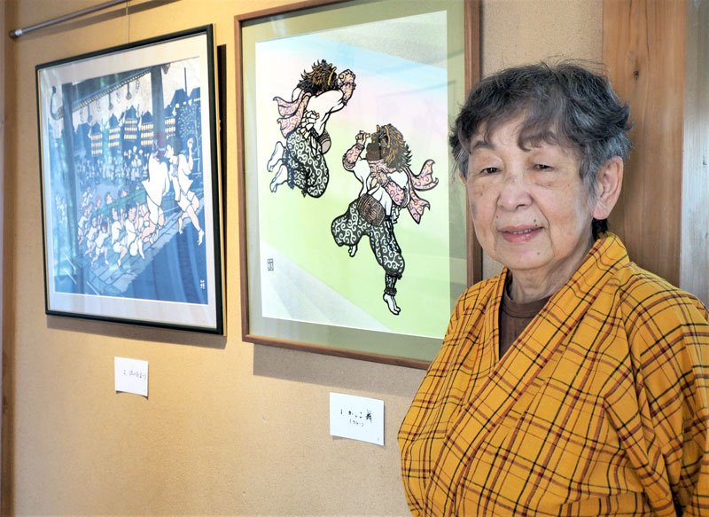 地元の祭り風景を題材にした切り絵と平野さん＝富津市