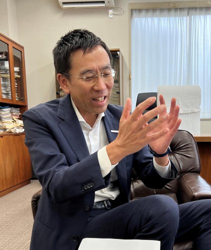 インタビューに答える石川社長＝市原市の小湊鉄道本社
