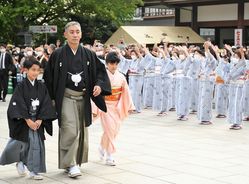 【写真特集】市川海老蔵さん「團十郎」襲名へ奉告参拝　親子で共演　参道お練りに大勢の人々　成田山新勝寺