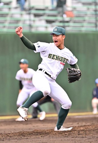 専大松戸―作新学院　逆転勝ちで４強入りし雄たけびを上げる専大松戸の平野＝大宮公園
