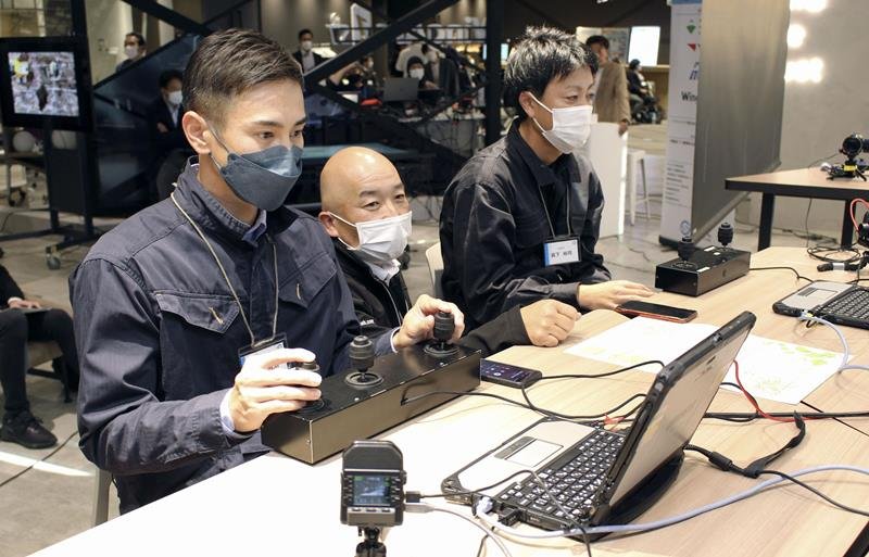 「ｅ建機チャレンジ大会」で優勝した「千葉消防レスキューチーム」＝東京・六本木（共同）
