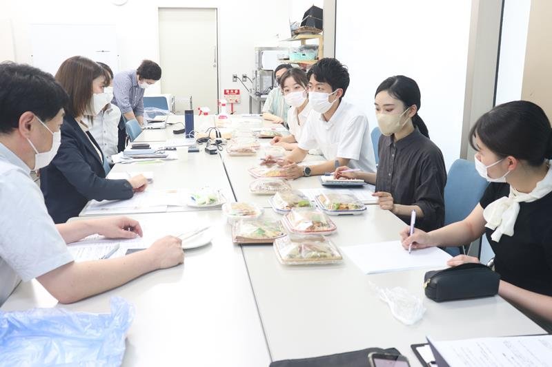 アジアン弁当で旅行気分を　神田外語大生とミニストップ開発　ナシゴレン、カオマンガイ風販売