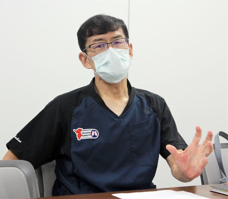 千葉日報社の取材に応じる坂尾医師＝７月２７日、千葉大病院
